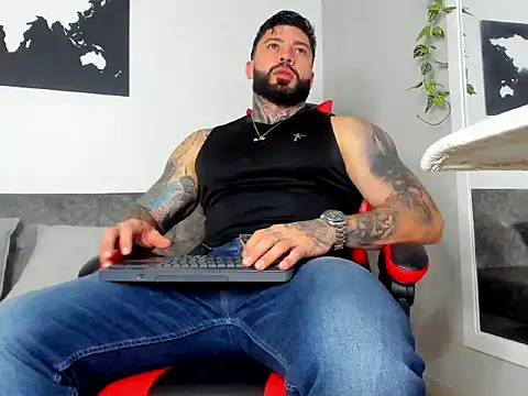 Snapshot of Alessrose chatting on February 8, 8:23 pm Alessrose online show from February 8, 8:23 pm