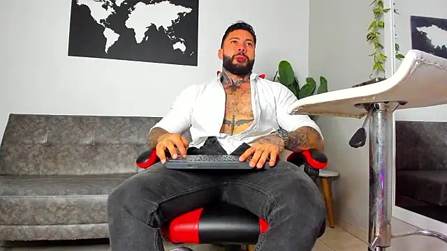 Snapshot of Alessrose chatting on February 11, 7:41 pm Alessrose online show from February 11, 7:41 pm