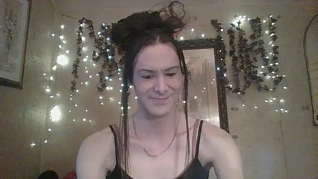 Snapshot of sillymillie4 chatting on February 15, 10:39 pm sillymillie4 online show from February 15, 10:39 pm