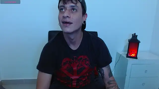 Snapshot of SkinnyDevil12 chatting on February 11, 4:17 am SkinnyDevil12 online show from February 11, 4:17 am