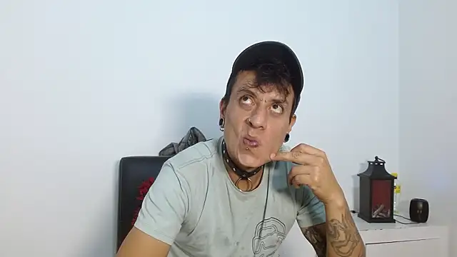 Snapshot of SkinnyDevil12 chatting on February 16, 3:35 am SkinnyDevil12 online show from February 16, 3:35 am