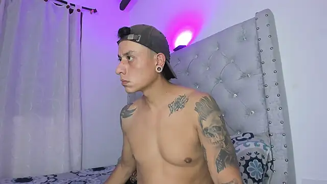 Snapshot of SkinnyDevil12 chatting on February 25, 4:22 am SkinnyDevil12 online show from February 25, 4:22 am