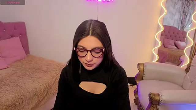 MAHYRA TAY online show from March 4, 7:09 pm