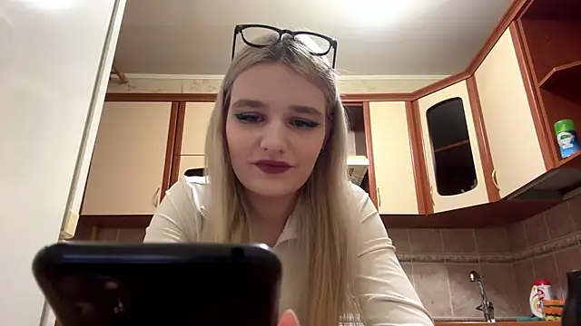 Snapshot of MiaBerlateen chatting on February 6, 2:20 pm MiaBerlateen online show from February 6, 2:20 pm