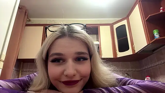 Snapshot of MiaBerlateen chatting on February 9, 2:43 pm MiaBerlateen online show from February 9, 2:43 pm