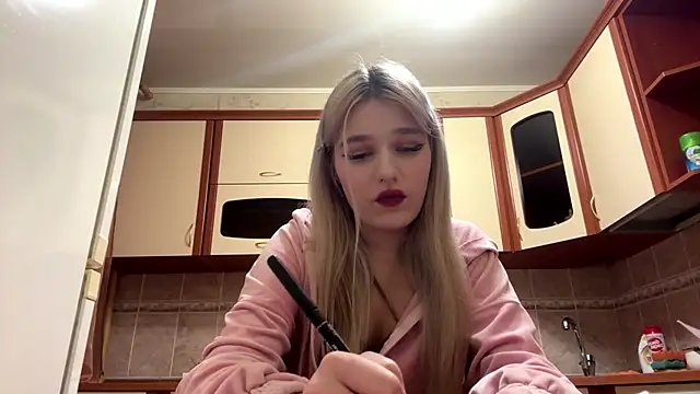 Snapshot of MiaBerlateen chatting on February 13, 3:41 pm MiaBerlateen online show from February 13, 3:41 pm