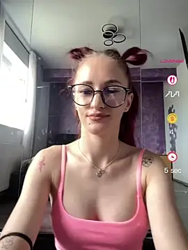 Snapshot of Roxyfoxyyy chatting on May 21, 5:47 am Roxyfoxyyy online show from May 21, 5:47 am