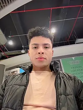 Snapshot of Eros_lee chatting on March 1, 12:45 am Eros lee online show from March 1, 12:45 am