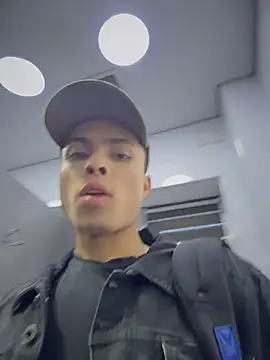 Snapshot of Eros_lee chatting on March 1, 10:45 pm Eros lee online show from March 1, 10:45 pm