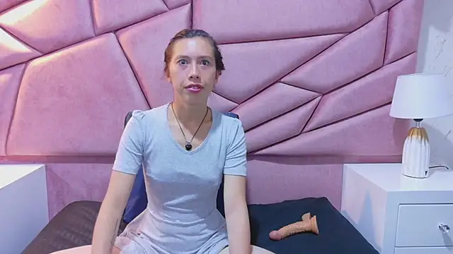 kimberlypink  online show from February 15, 11:30 am