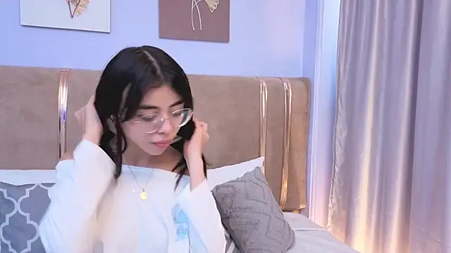Mia Naive online show from June 19, 1:04 pm