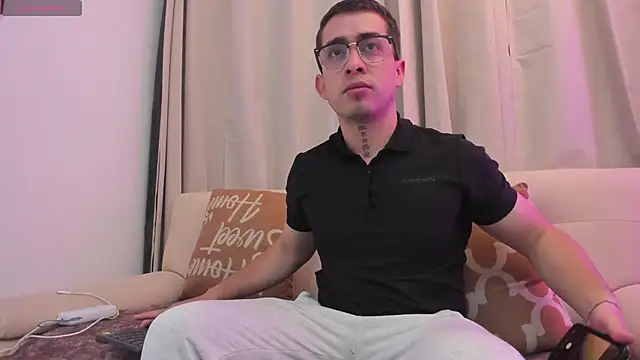 Snapshot of Tommas_Jhonson chatting on February 18, 3:35 am Tommas Jhonson online show from February 18, 3:35 am