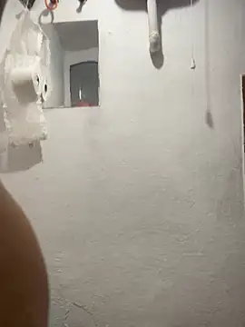 Snapshot of caah27 chatting on February 17, 2:41 am caah27 online show from February 17, 2:41 am