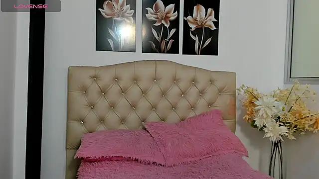 Snapshot of Kitty_f00x chatting on July 6, 12:57 pm Kitty f00x online show from July 6, 12:57 pm