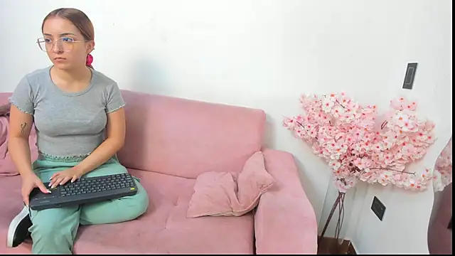 Snapshot of Kitty_f00x chatting on July 8, 1:04 pm Kitty f00x online show from July 8, 1:04 pm
