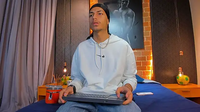 Snapshot of ItsZairen chatting on February 8, 3:54 am ItsZairen online show from February 8, 3:54 am