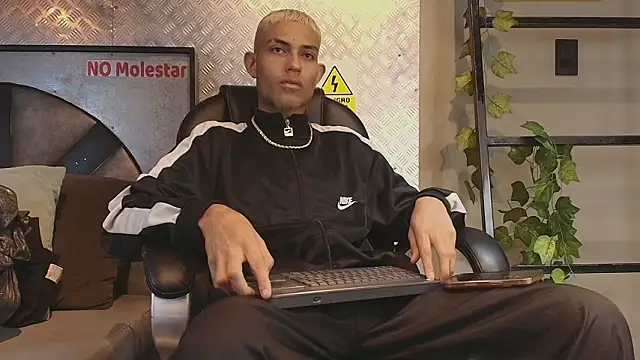 Snapshot of ItsZairen chatting on February 17, 4:20 am ItsZairen online show from February 17, 4:20 am