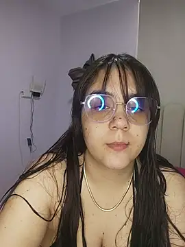 Snapshot of its_lauu_ chatting on February 8, 8:01 pm its lauu online show from February 8, 8:01 pm