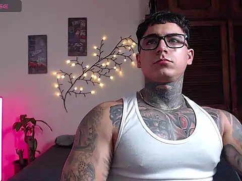 maxstrom111 online show from March 10, 3:28 pm