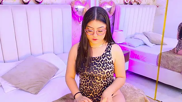 Snapshot of Mia_Reize chatting on February 13, 12:23 pm Mia Reize online show from February 13, 12:23 pm