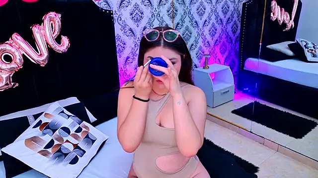 Snapshot of Mia_Reize chatting on February 19, 12:34 pm Mia Reize online show from February 19, 12:34 pm