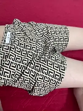 huyenzz online show from April 15, 4:14 pm