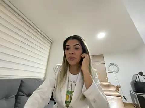 Snapshot of Encantadora_Eva chatting on February 17, 1:46 am Encantadora Eva online show from February 17, 1:46 am