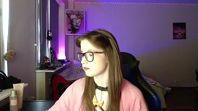 LunaXcherry online show from April 7, 4:40 pm