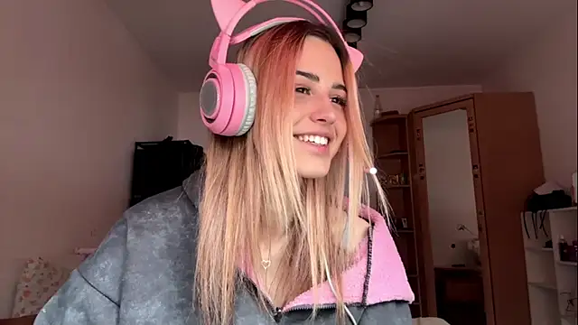 Snapshot of Evva_mayy chatting on February 10, 7:45 am Evva mayy online show from February 10, 7:45 am