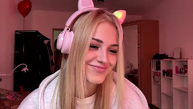 Snapshot of Evva_mayy chatting on February 19, 12:23 pm Evva mayy online show from February 19, 12:23 pm