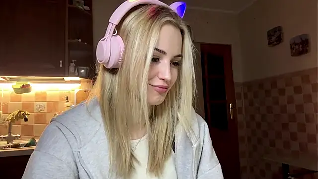 Snapshot of Evva_mayy chatting on February 22, 4:49 pm Evva mayy online show from February 22, 4:49 pm