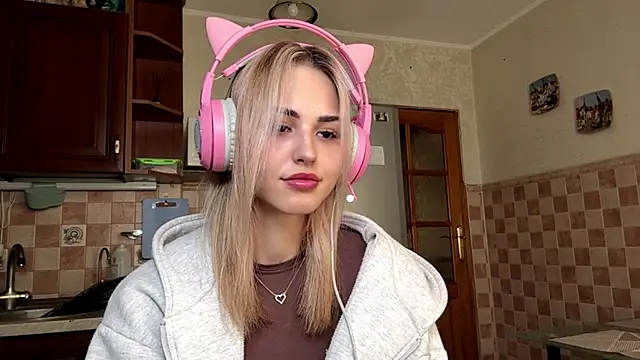 Snapshot of Evva_mayy chatting on May 9, 5:12 am Evva mayy online show from May 9, 5:12 am