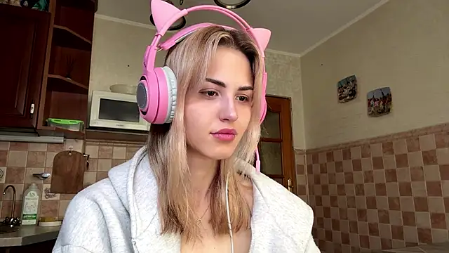 Snapshot of Evva_mayy chatting on May 11, 6:19 am Evva mayy online show from May 11, 6:19 am