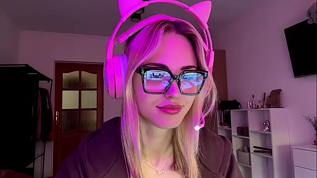 Snapshot of Evva_mayy chatting on May 15, 6:20 am Evva mayy online show from May 15, 6:20 am