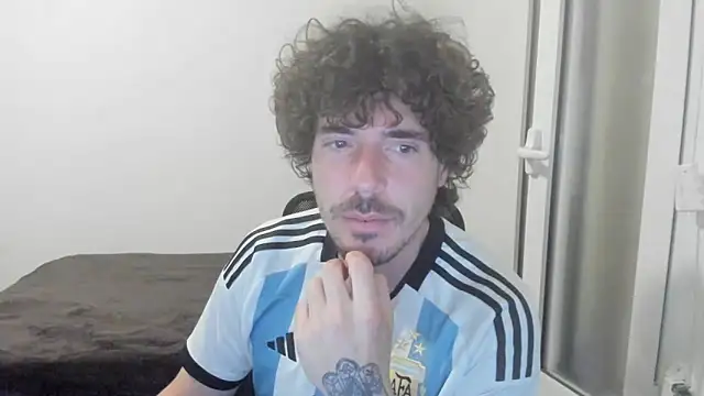 Snapshot of joaquin420_hot chatting on February 20, 6:26 am joaquin420 hot online show from February 20, 6:26 am