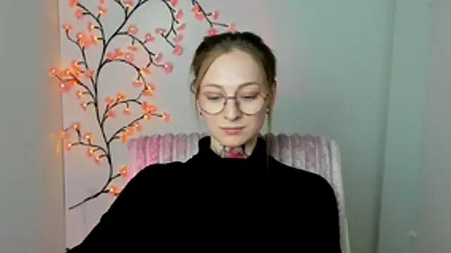 Esmi Winter online show from April 7, 6:52 pm