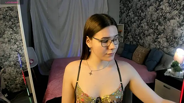 Snapshot of Coraline_kitty chatting on May 19, 11:38 am Coraline kitty online show from May 19, 11:38 am