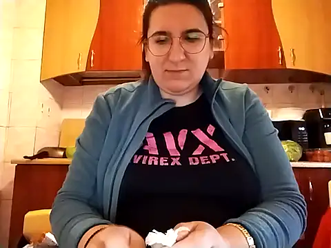 Snapshot of dana92vat chatting on February 27, 1:22 pm dana92vat online show from February 27, 1:22 pm