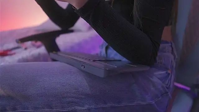 Shopie Colucci online show from March 30, 1:45 pm