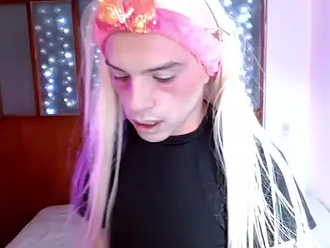 Snapshot of DanniHotBoy02 chatting on February 21, 7:15 pm DanniHotBoy02 online show from February 21, 7:15 pm