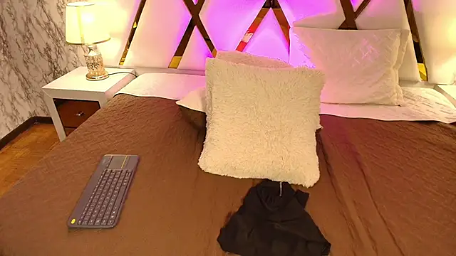 Snapshot of Annie_Thompson_ chatting on March 1, 3:08 am Annie Thompson online show from March 1, 3:08 am