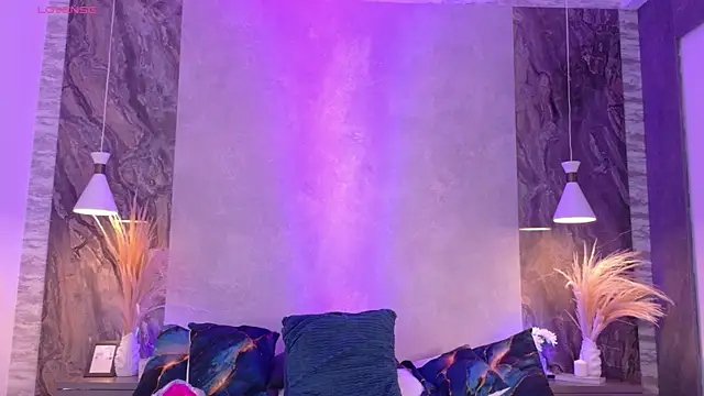 Hannah-Prada online show from April 10, 11:59 am