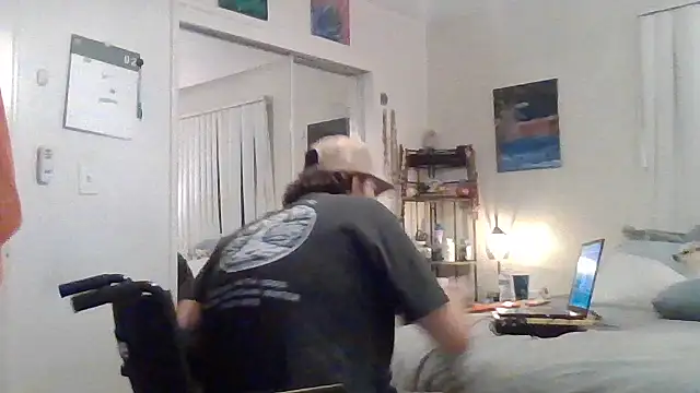 Snapshot of Tallhungandcloudy chatting on February 14, 6:43 am Tallhungandcloudy online show from February 14, 6:43 am