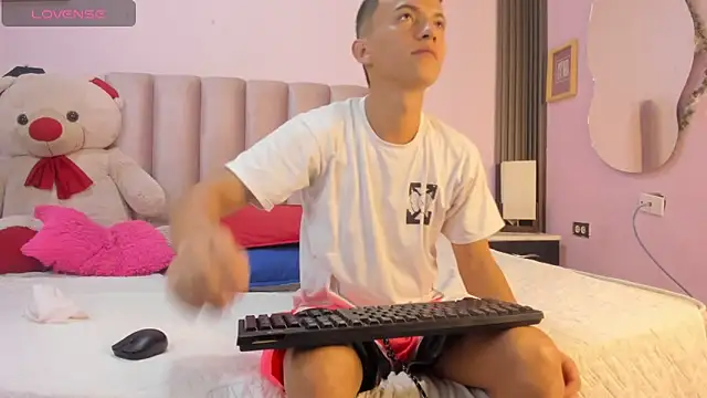 Snapshot of Dylan_and_Kim chatting on February 20, 12:27 pm Dylan and Kim online show from February 20, 12:27 pm