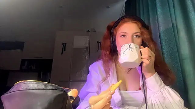 Snapshot of AliceCarrol chatting on February 14, 7:49 am AliceCarrol online show from February 14, 7:49 am