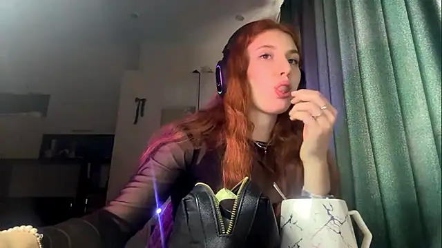 Snapshot of AliceCarrol chatting on February 16, 2:13 pm AliceCarrol online show from February 16, 2:13 pm