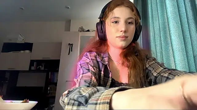 Snapshot of AliceCarrol chatting on February 21, 11:55 am AliceCarrol online show from February 21, 11:55 am