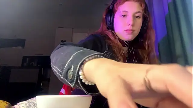 Snapshot of AliceCarrol chatting on February 26, 2:27 pm AliceCarrol online show from February 26, 2:27 pm