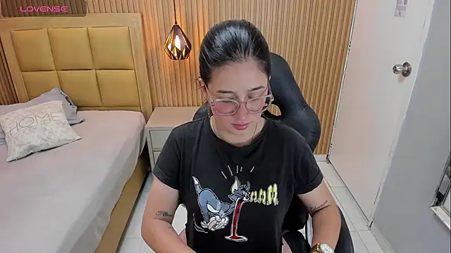 Snapshot of SAMANTHAFIORE1 chatting on February 16, 12:23 pm SAMANTHAFIORE1 online show from February 16, 12:23 pm