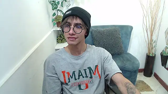 Snapshot of AaronBeer_ chatting on February 23, 11:29 am AaronBeer online show from February 23, 11:29 am